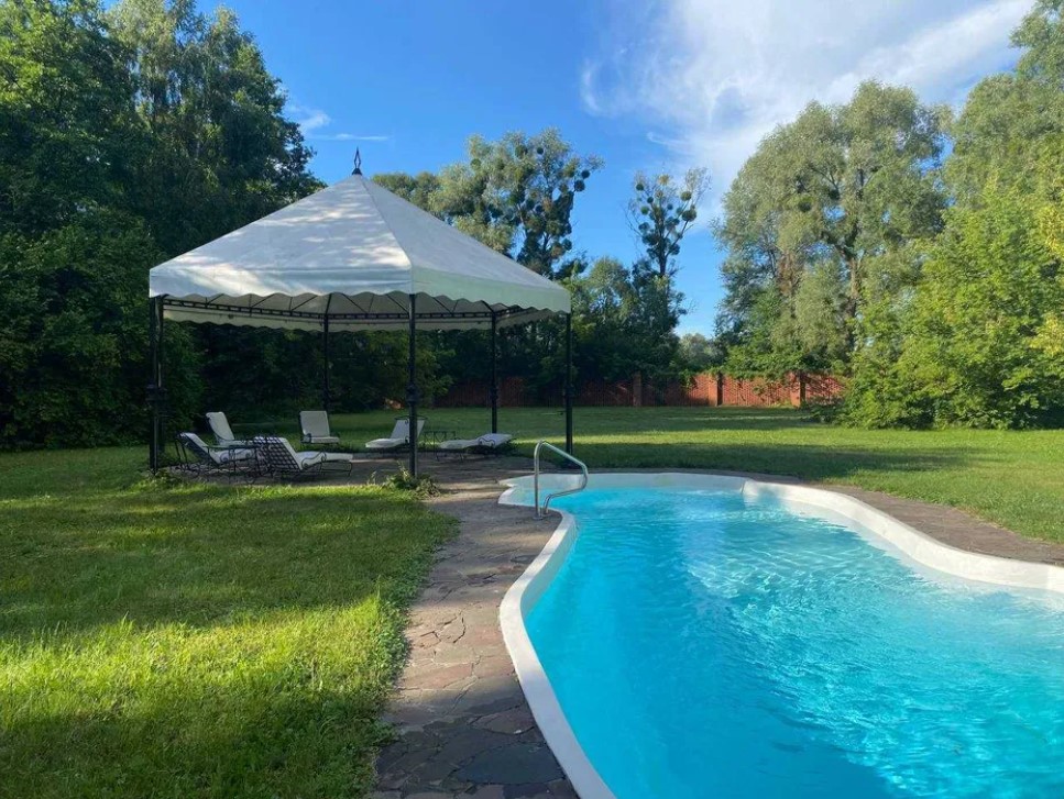 Під Києвом здають будинок за 100 тисяч гривень на добу: як він виглядає